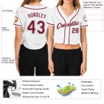 Beschnittenes Baseballtrikot für Damen mit V-Ausschnitt, Weiß, Karminrot und Grau